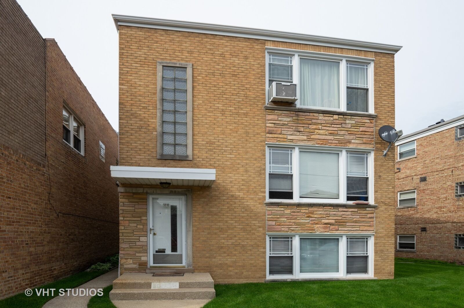 Property Photo:  5910 West Higgins Avenue  IL 60630 