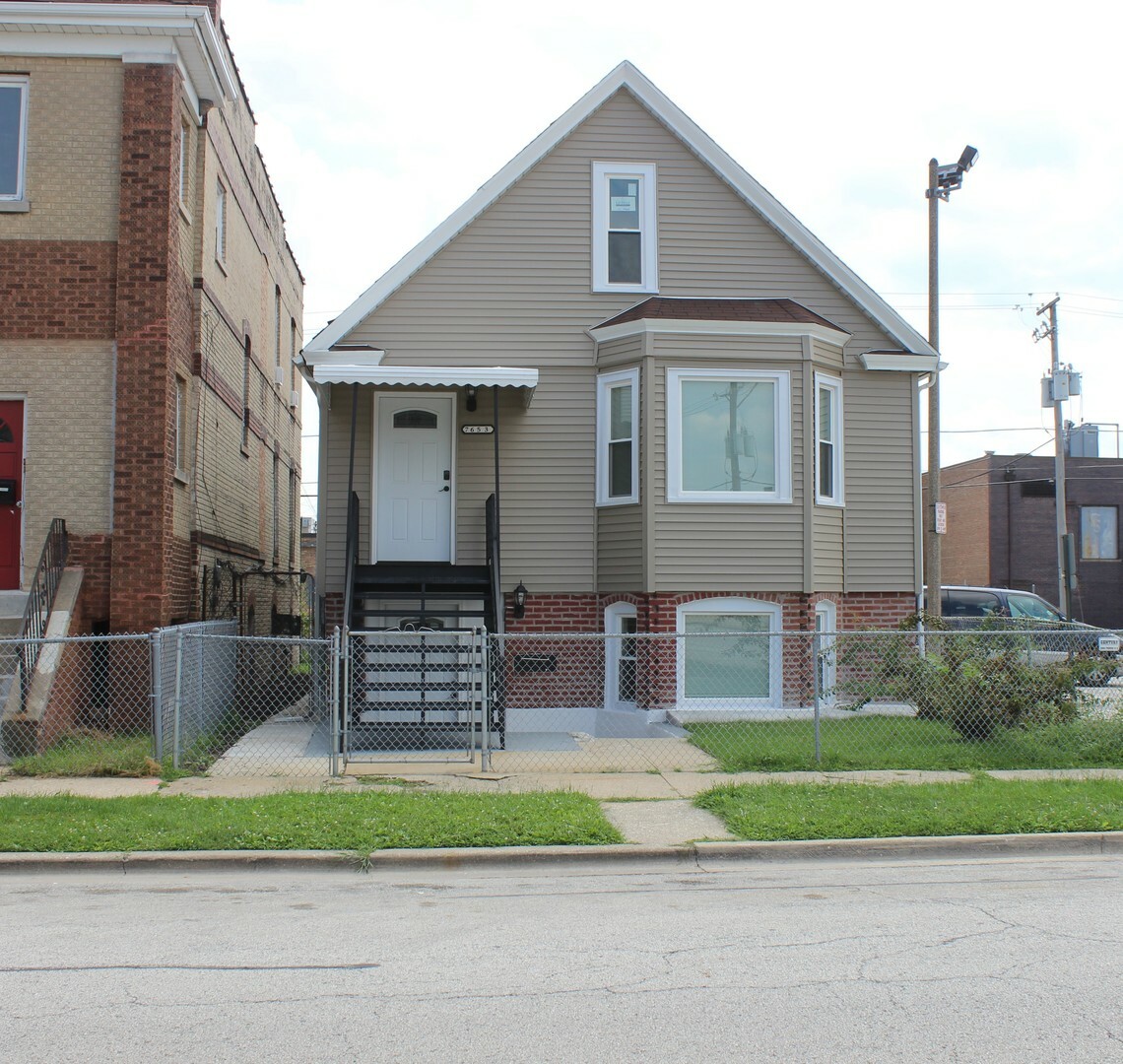 Property Photo: 7653 West 62nd Place 2 IL 60501
