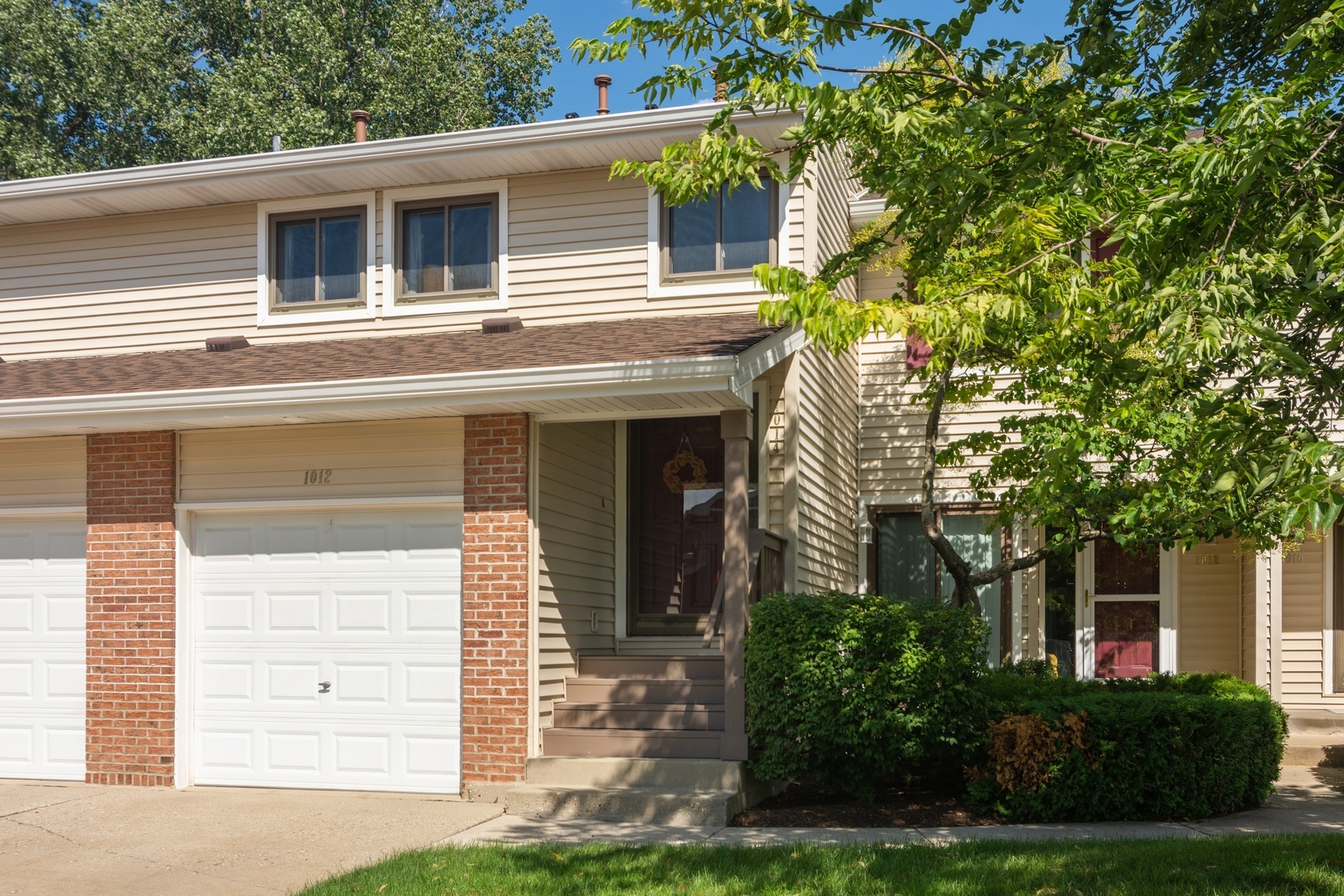 Property Photo:  1014 Pinetree Circle  IL 60089 