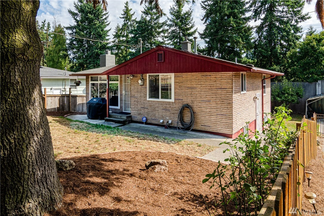 Property Photo:  18808 5th Ave NE  WA 98155 