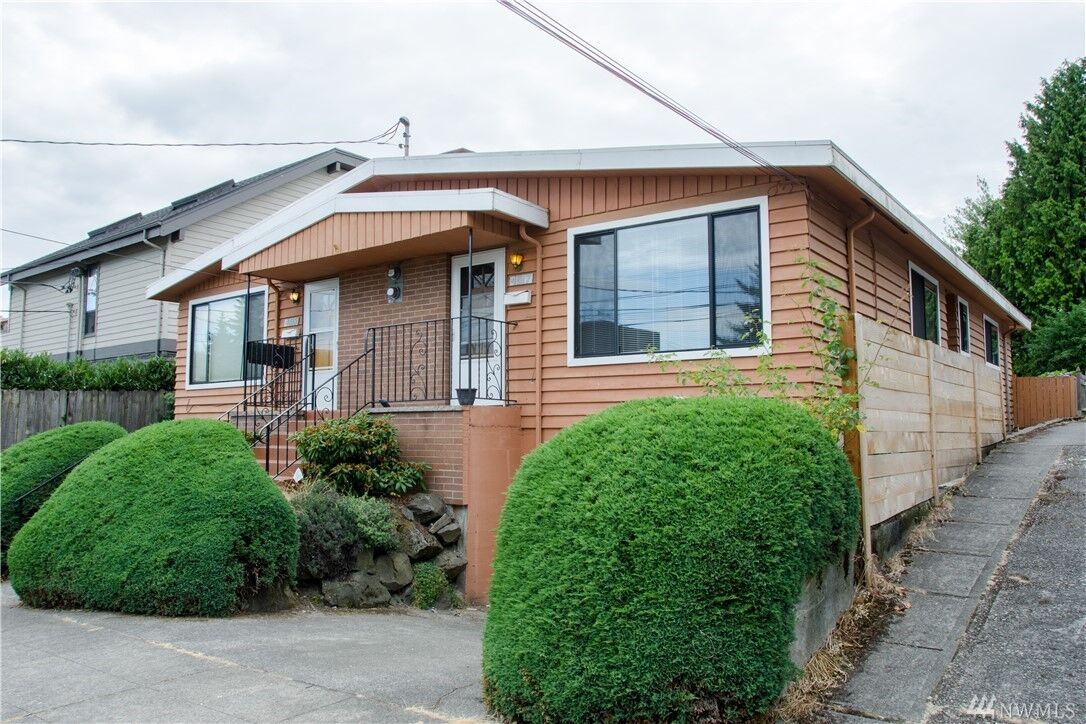 Property Photo:  4517 Sunnyside Ave N  WA 98103 
