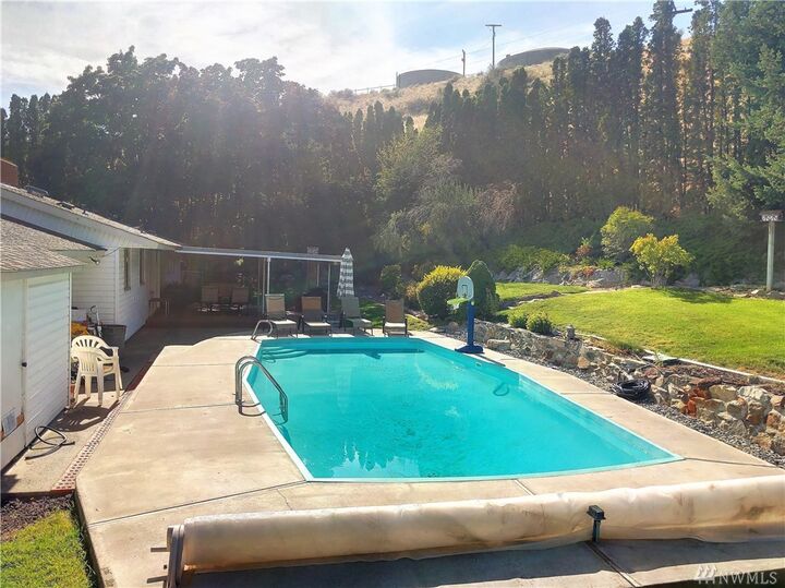 Property Photo:  717 Sunrise Dr  WA 98841 