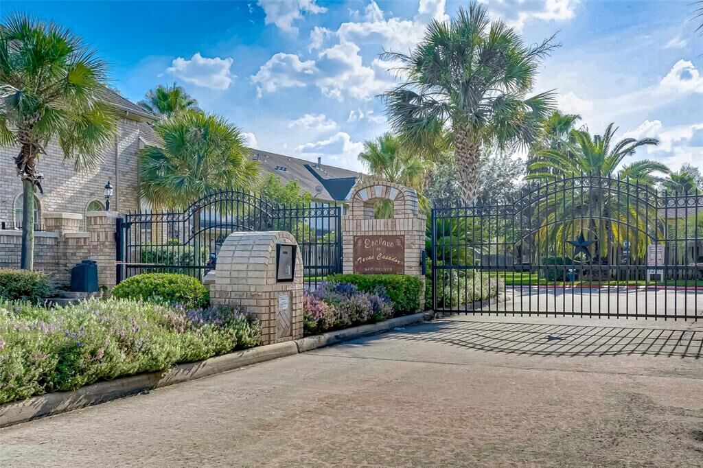 Property Photo:  6418 E Linpar Court  TX 77040 
