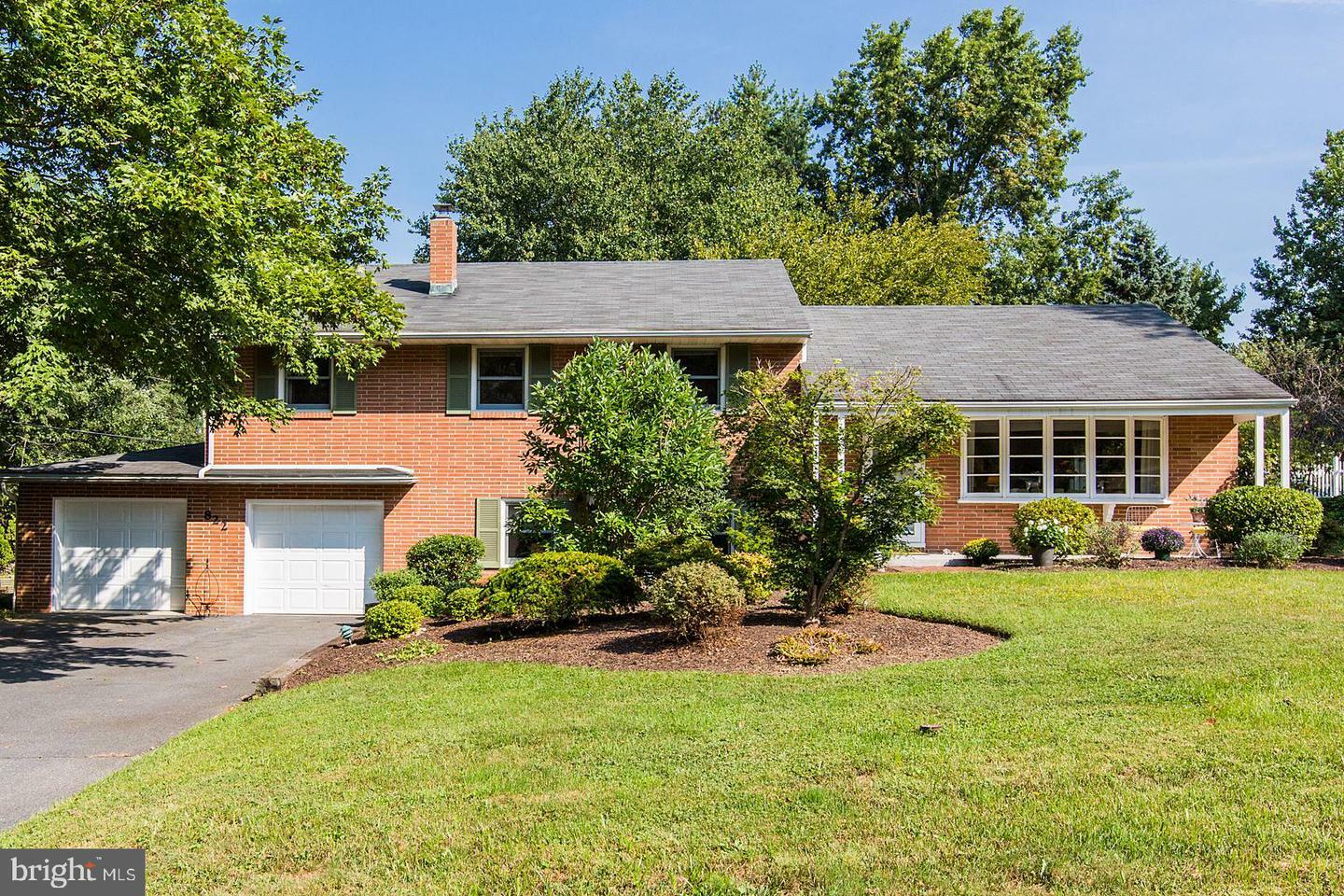 Property Photo:  822 Hillaire Road  PA 17601 