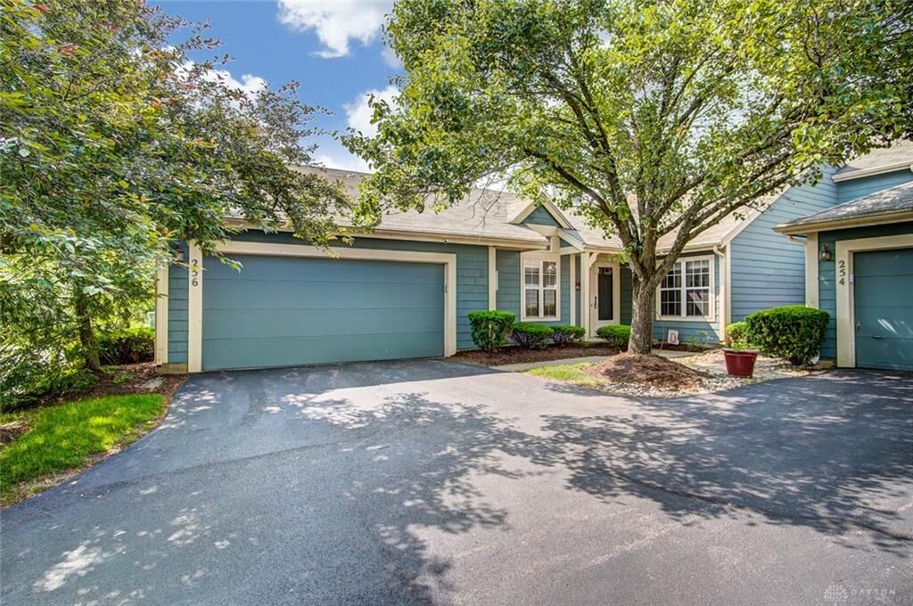 Property Photo: 256 Queens Crossing OH 45458
