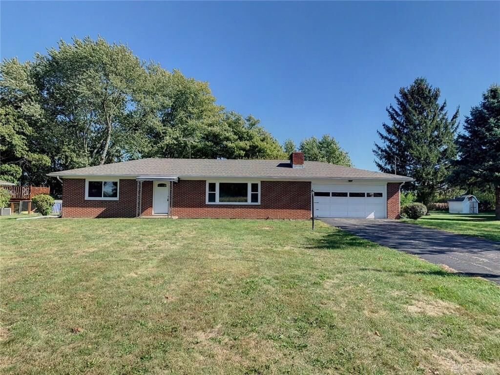 Property Photo: 2628 S Burnett Road OH 45505