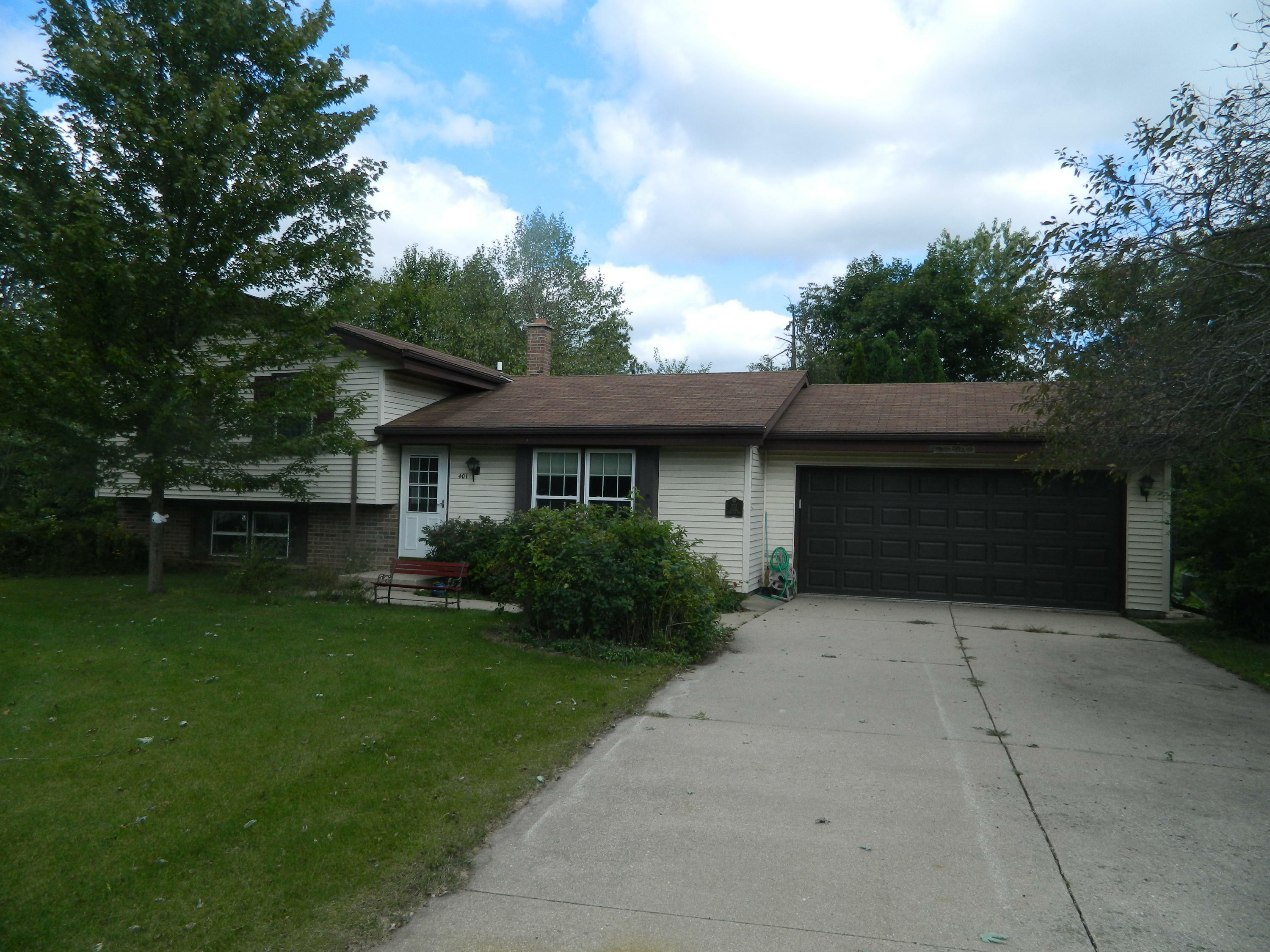 Property Photo:  401 Conestoga Cir  WI 53119 