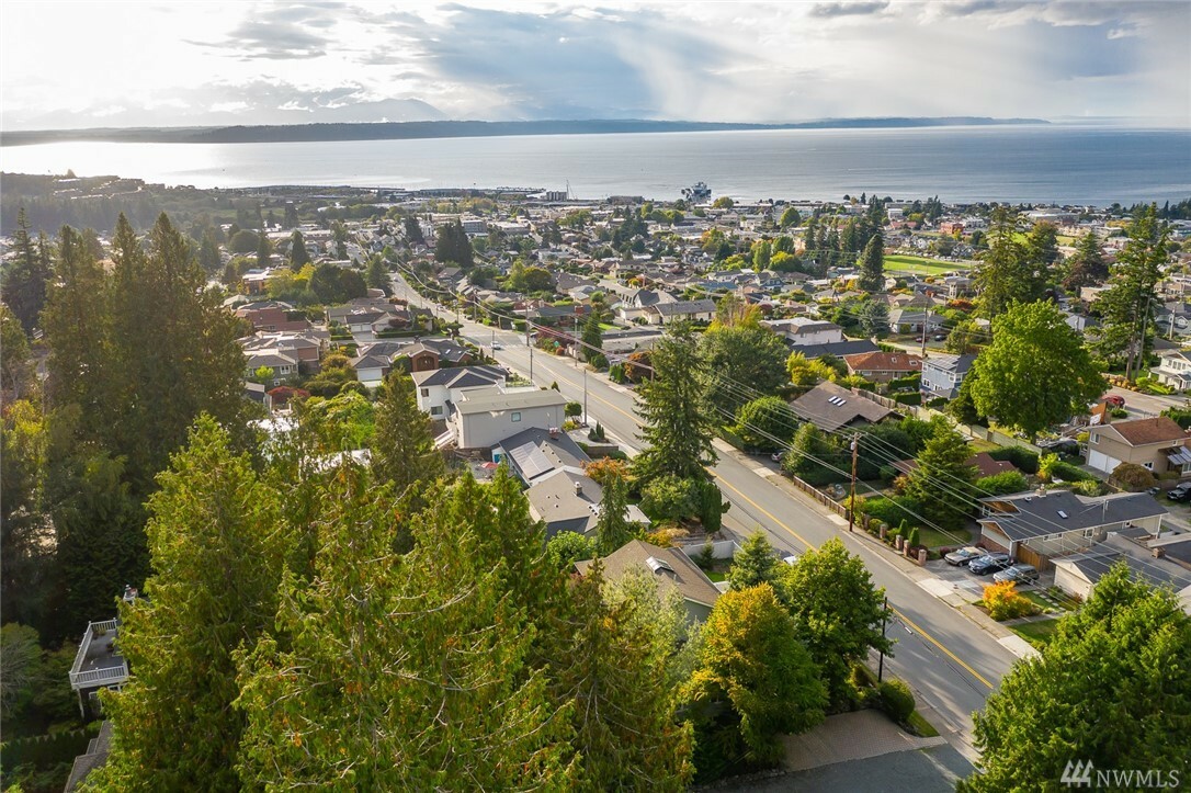 Property Photo: 1012 Walnut St WA 98020