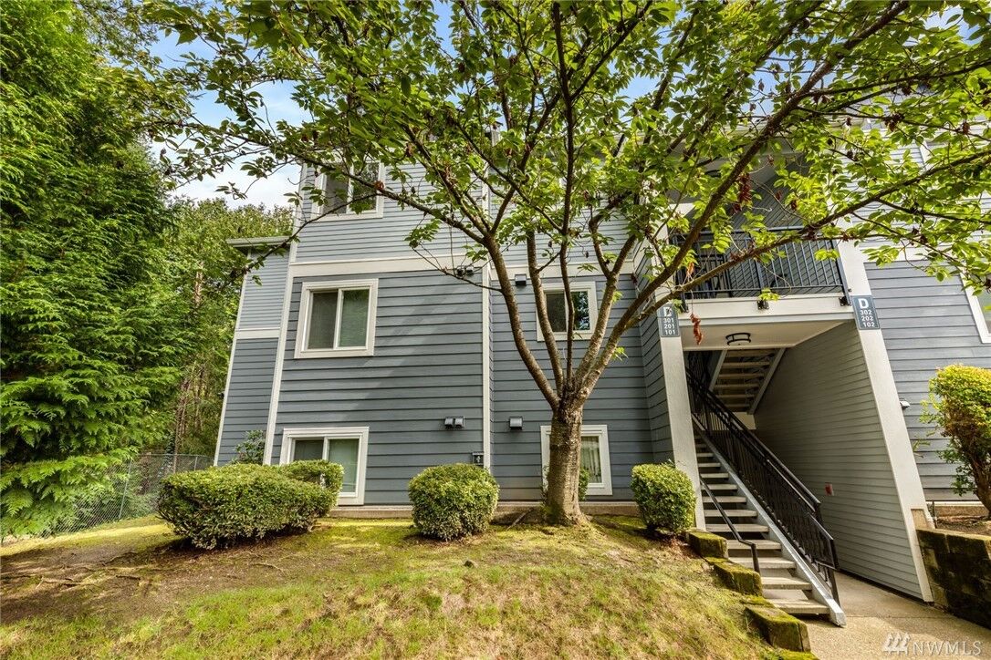Property Photo:  250 NW Dogwood St D301  WA 98027 