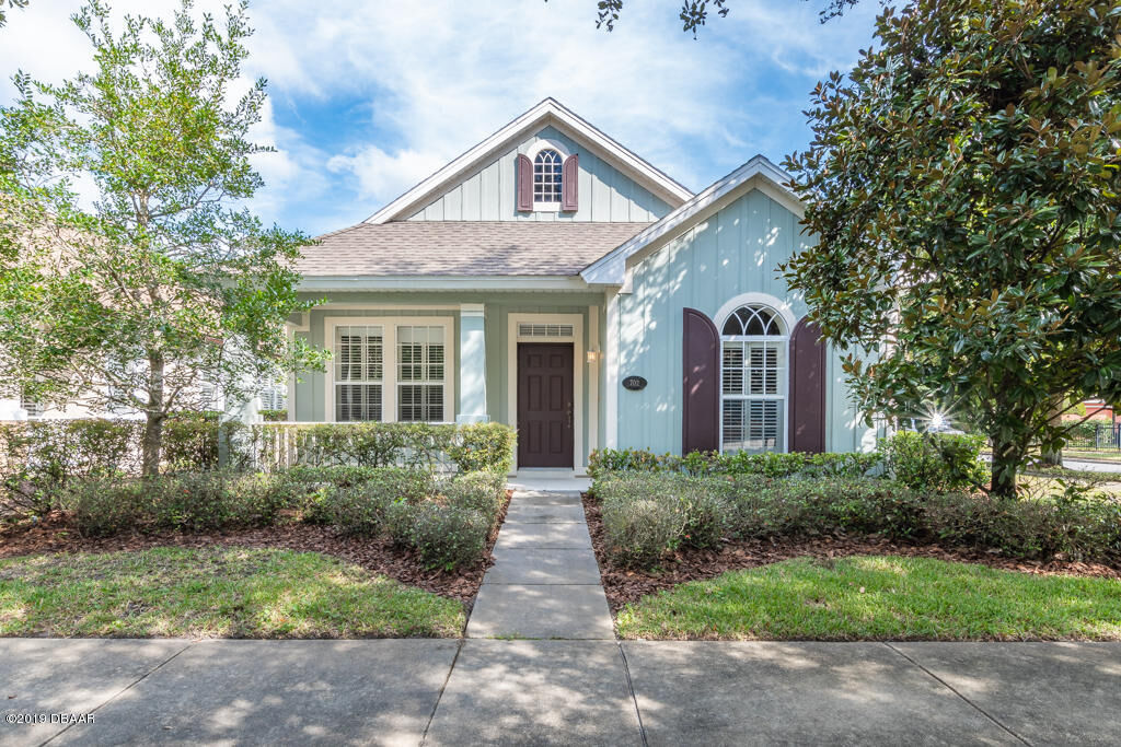 Property Photo: 702 Ravenshill Way FL 32724