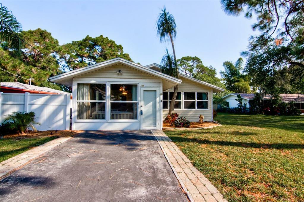 Property Photo:  1841 Joyce Street  FL 34231 