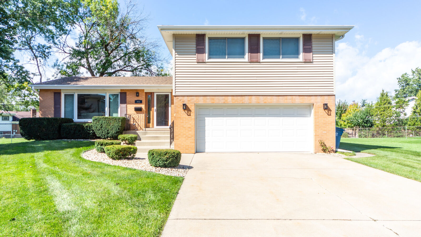 Property Photo:  465 East Adams Street  IL 60126 