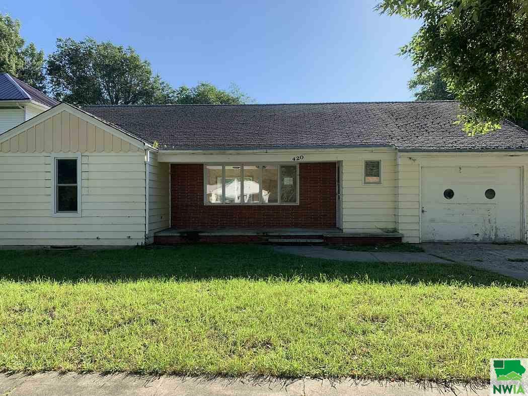 Property Photo:  420 3rd St  IA 51001 