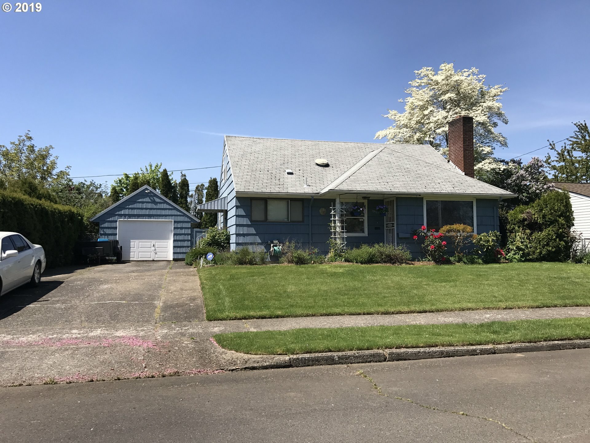 Property Photo:  1911 SE 97th Ave  OR 97216 
