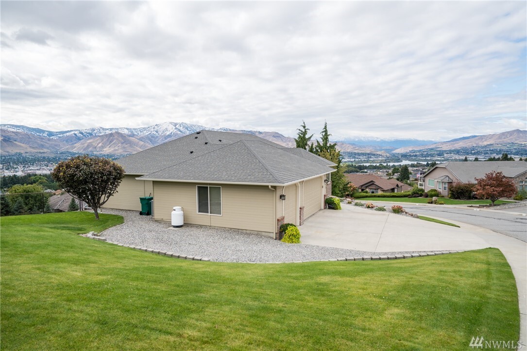Property Photo: 910 Briarwood Drive WA 98802