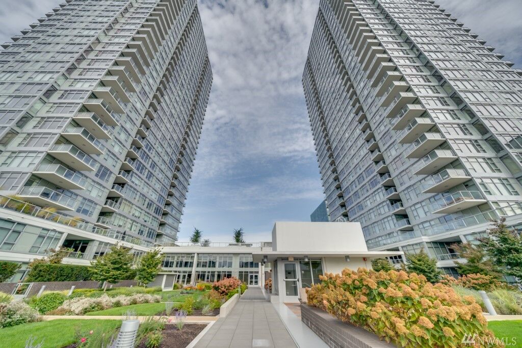 Property Photo: 583 Battery Street 4003 WA 98121