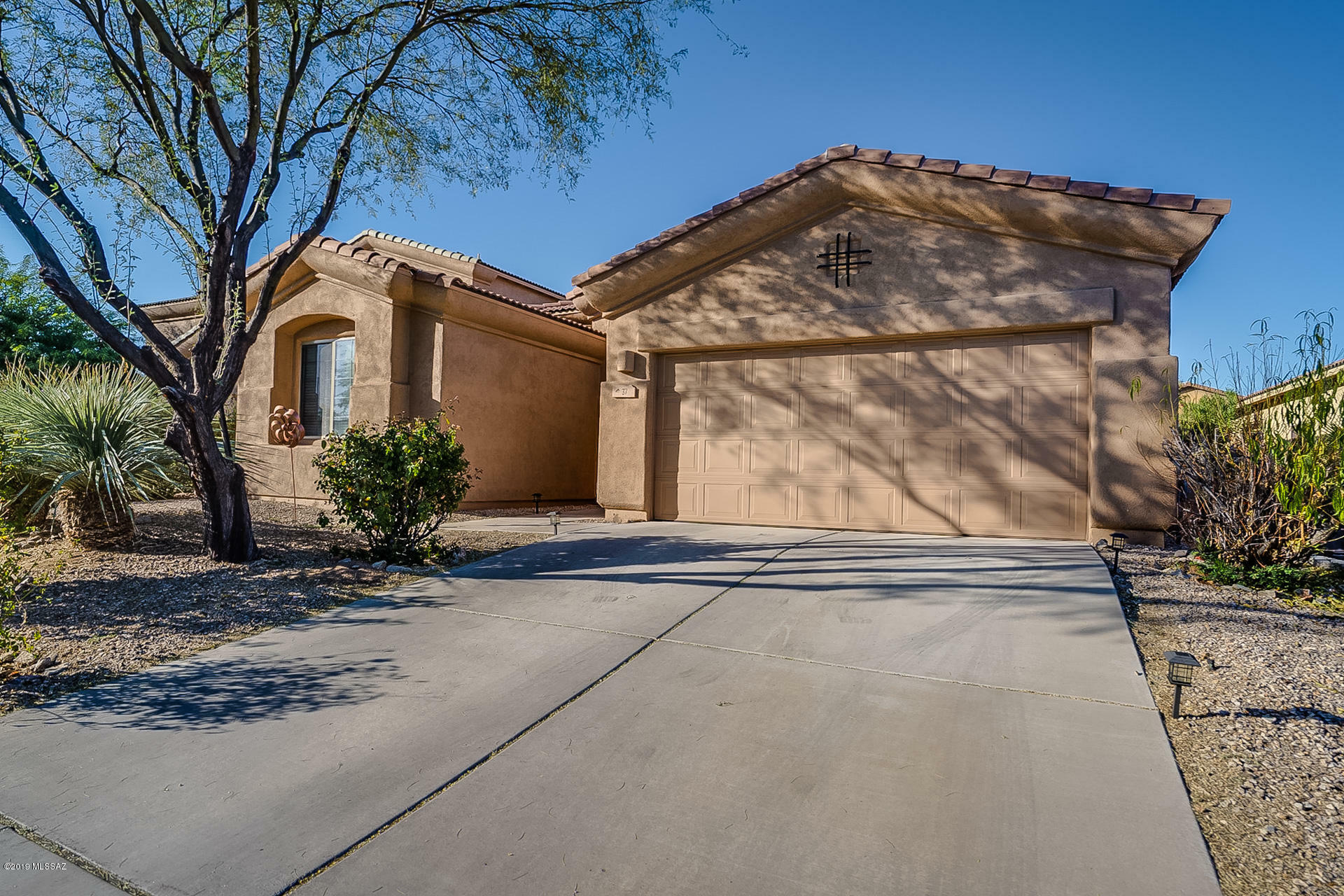 Property Photo:  37 E Calle Trona  AZ 85614 