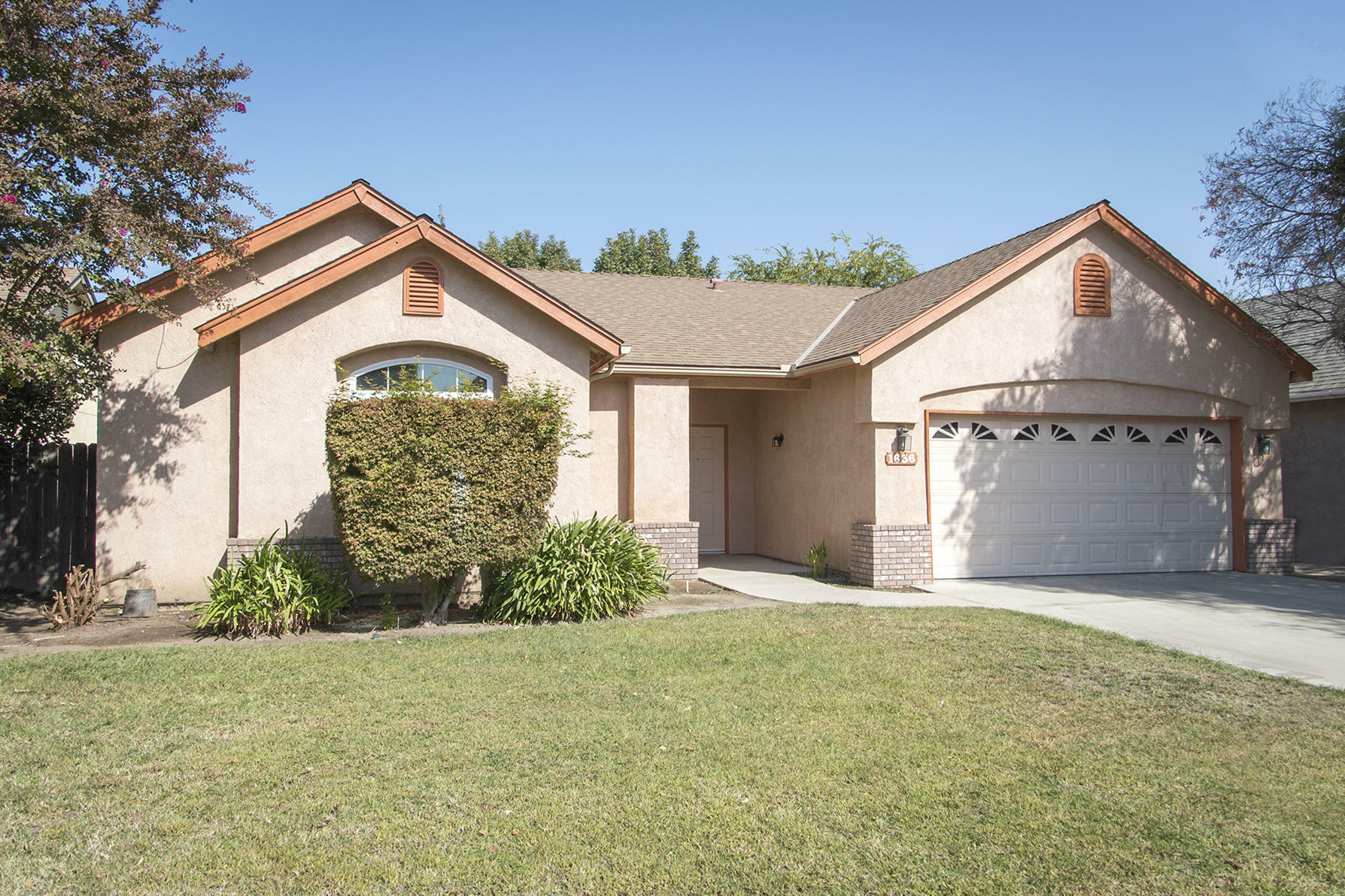 Property Photo:  1636 E Knight Court  CA 93292 