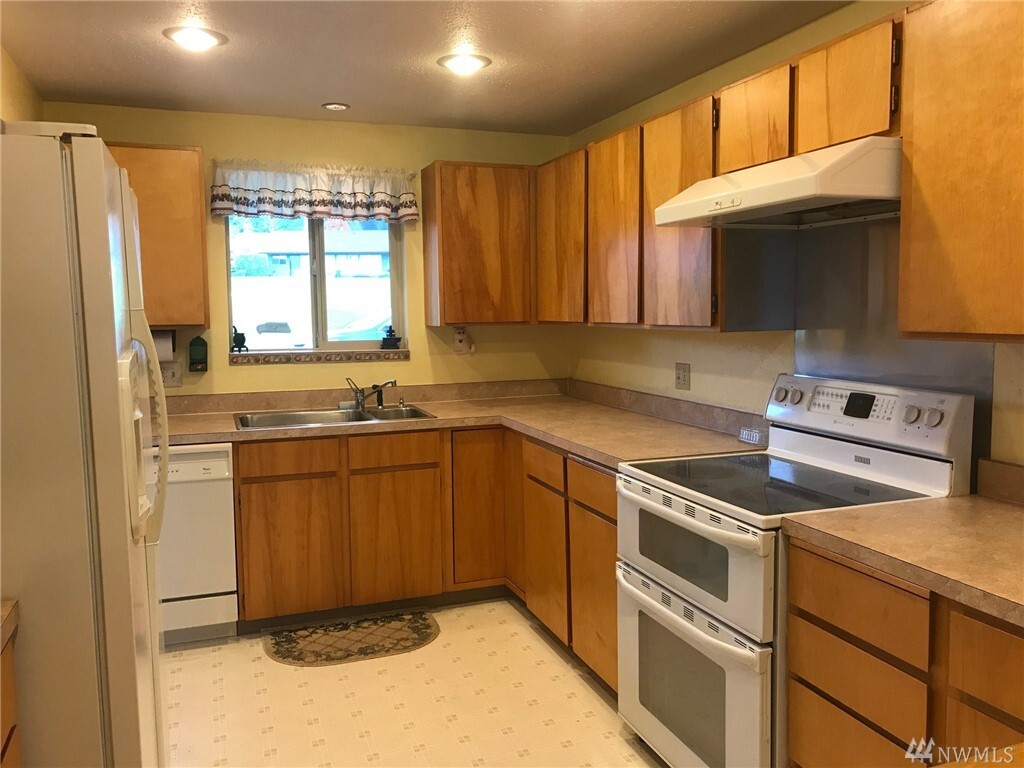 Property Photo:  1301 S Third Avenue 10A  WA 98382 