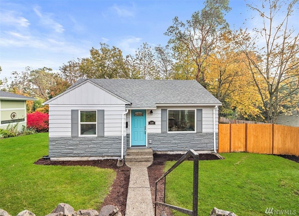 Property Photo:  10100  32nd Avenue SW  WA 98146 