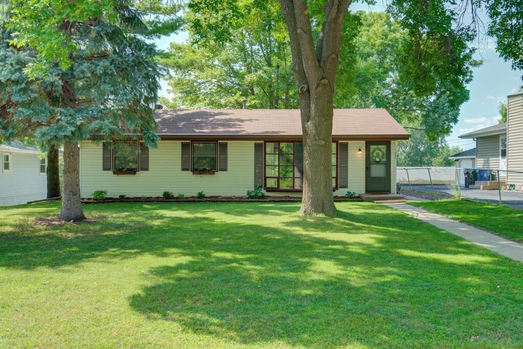 Property Photo: 1605 Flag Avenue N MN 55427