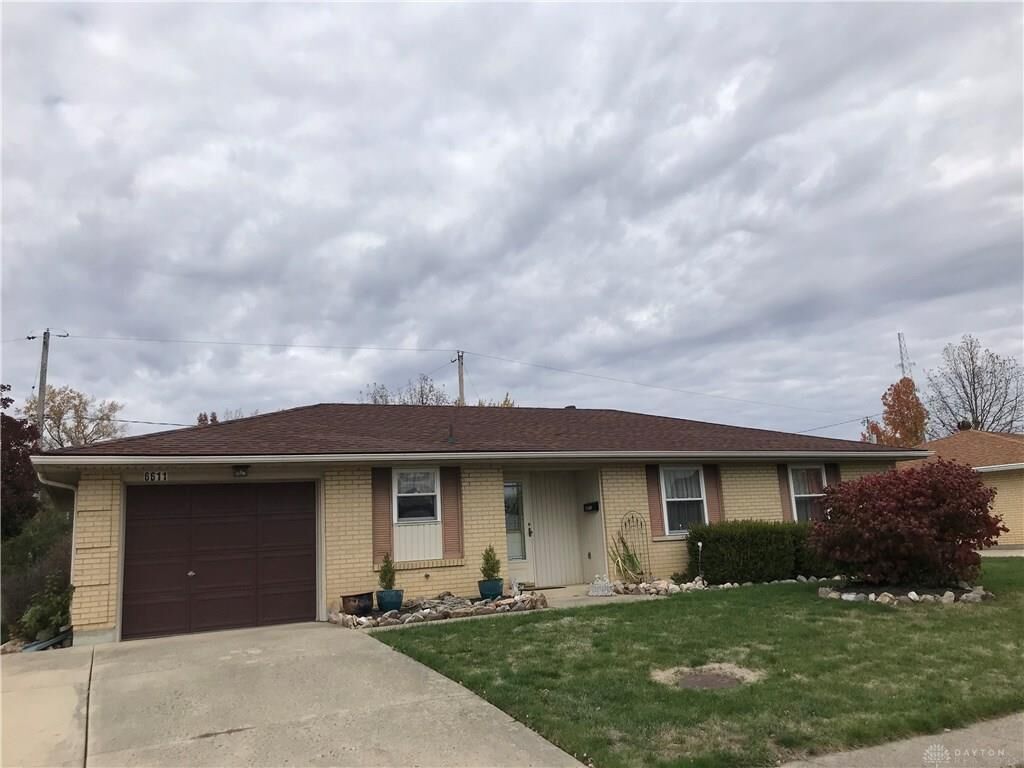 Property Photo: 6611 Stonehurst Drive OH 45424