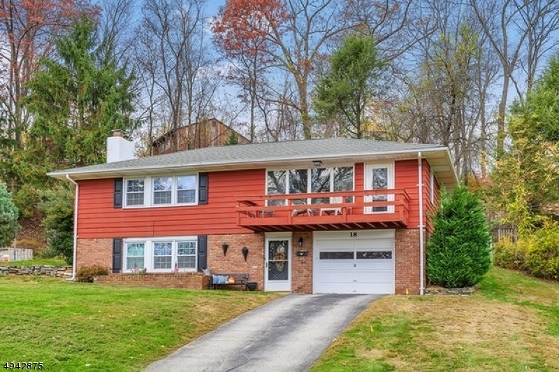 Property Photo:  18 Lewis Ln  NJ 07871 