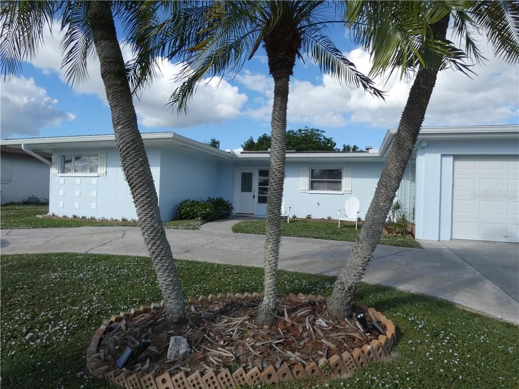 Property Photo: 437 Driftwood Road FL 34293