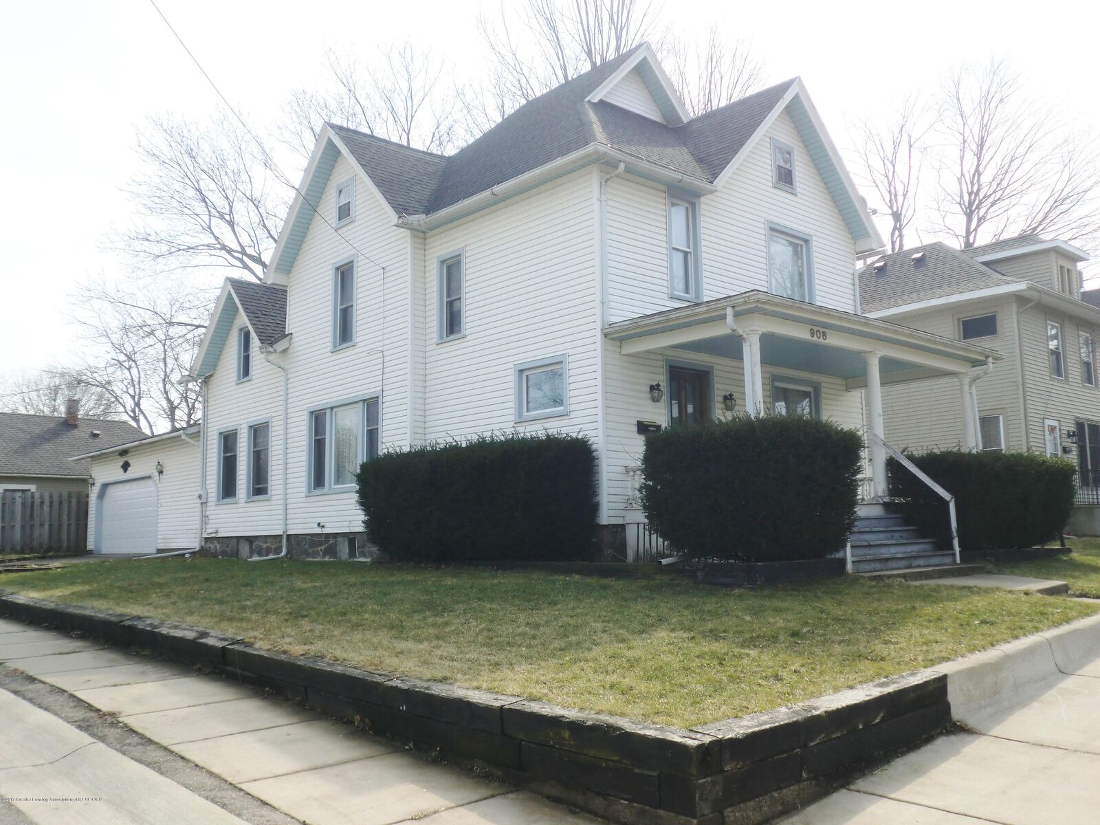 Property Photo:  908 N Sycamore Street  MI 48906 