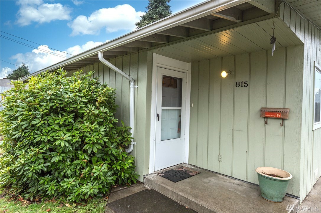 Property Photo: 815 8th St SE WA 98002