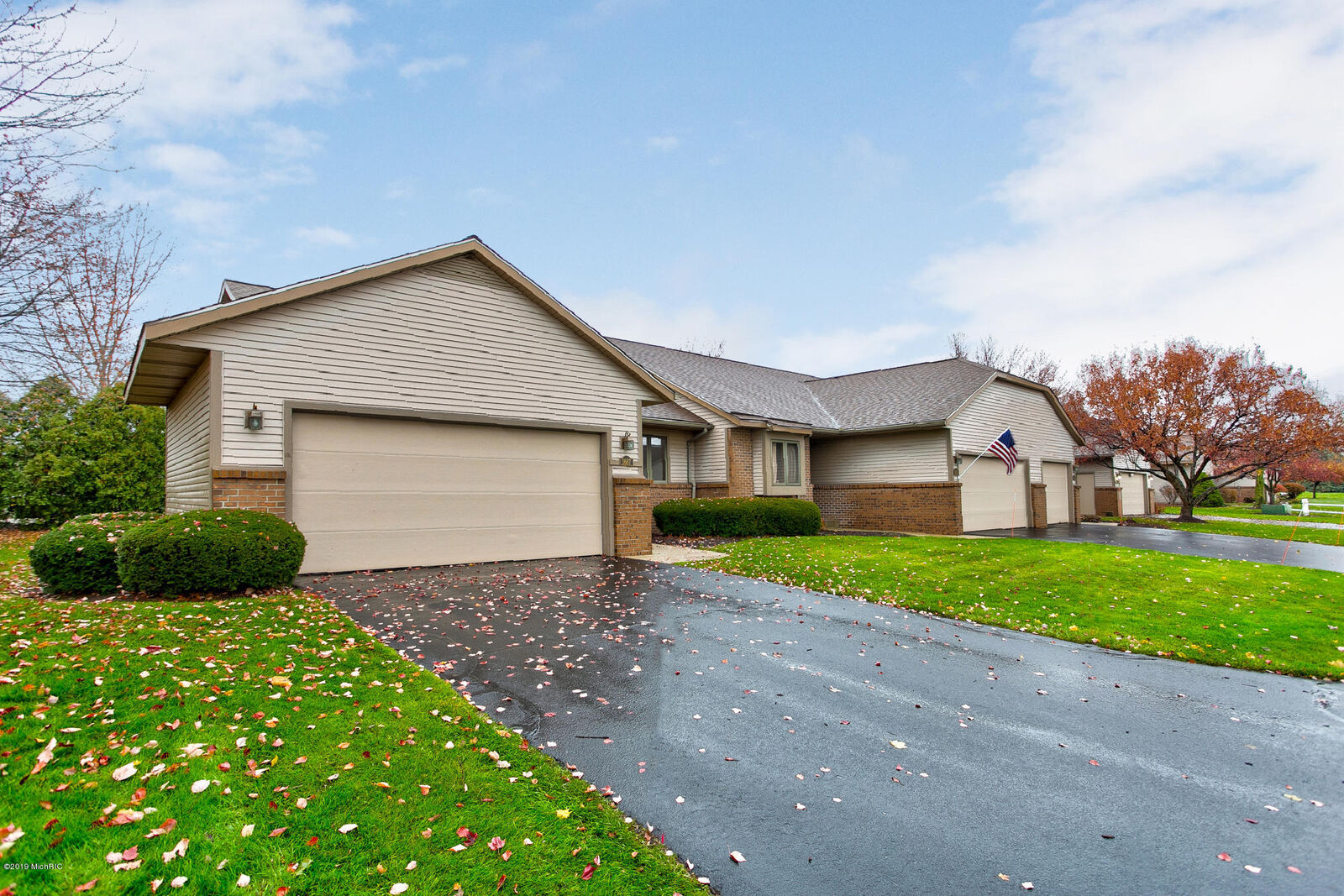 Property Photo:  1687 Lakeview Drive  MI 49464 