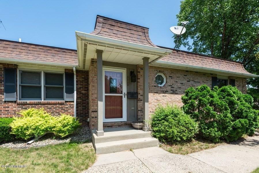 Property Photo:  2523 Stratford Drive  MI 49085 