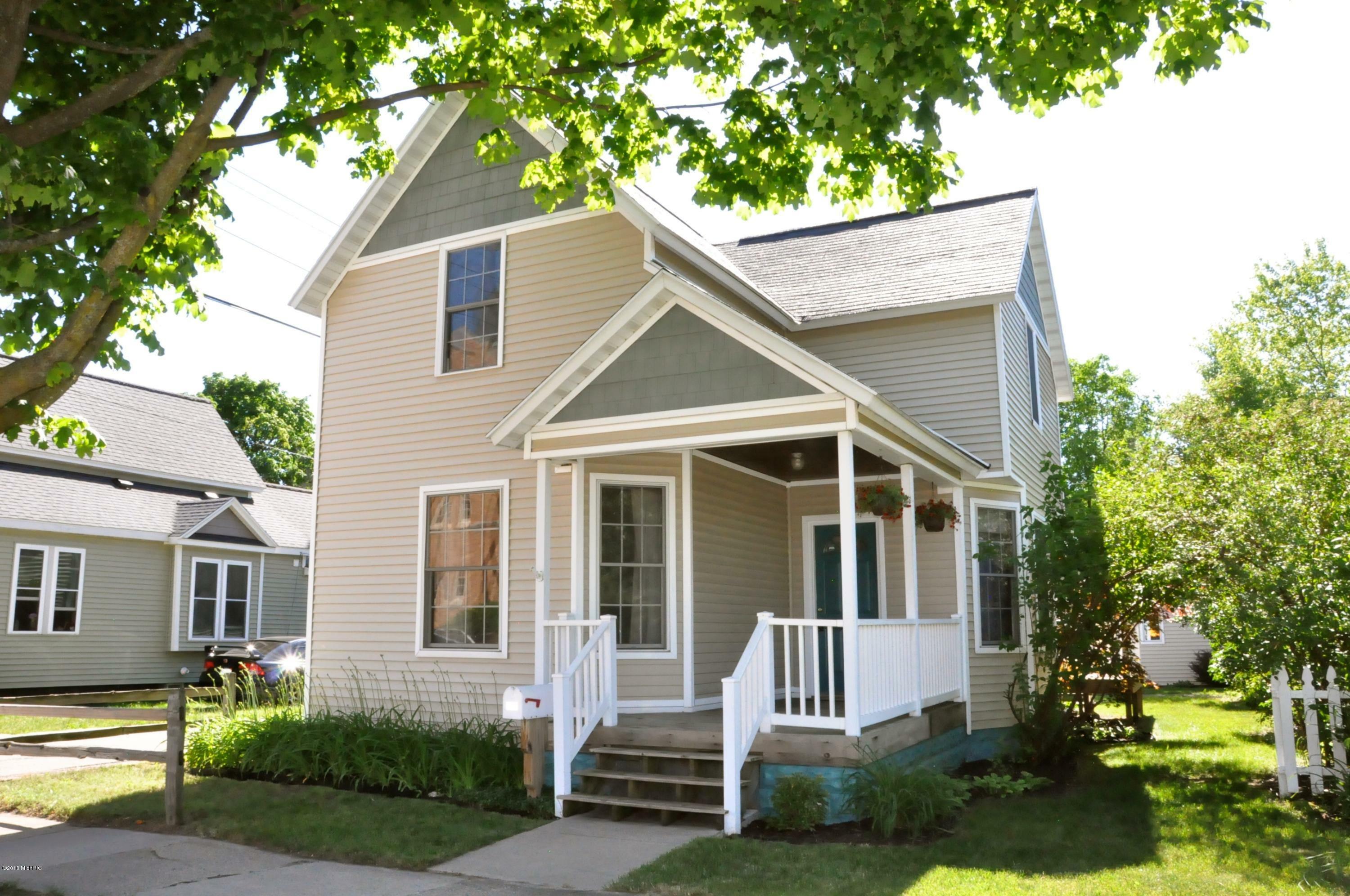 Property Photo:  418 Maple Avenue  MI 49423 