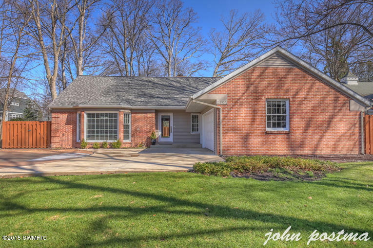 Property Photo:  2701 Oakwood Drive SE  MI 49506 