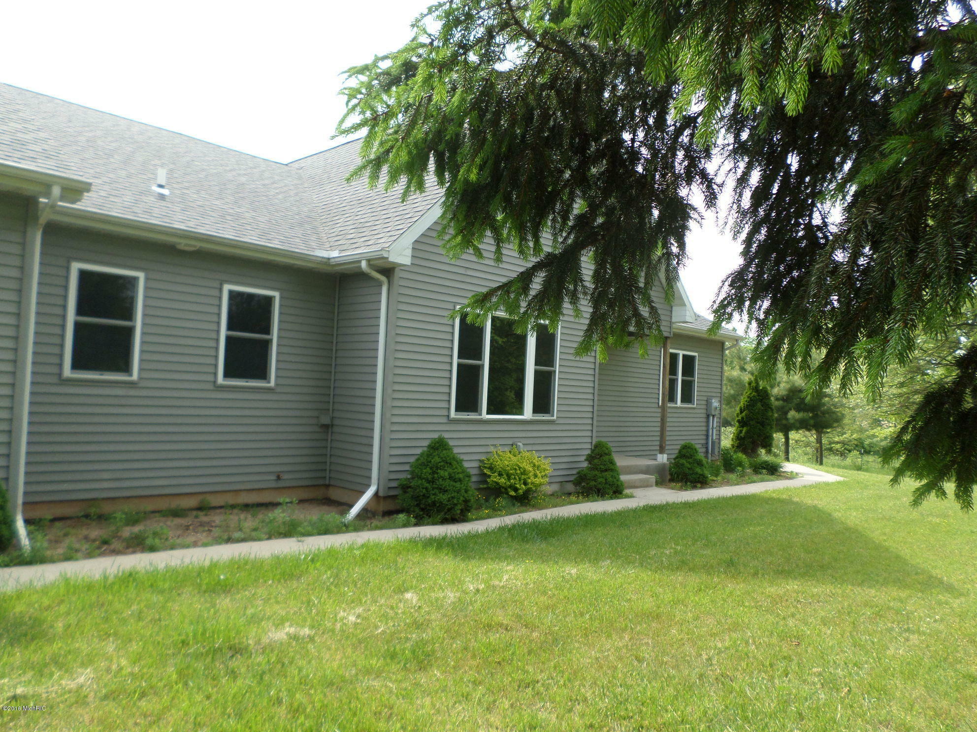 Property Photo:  817 Leet Road  MI 49120 