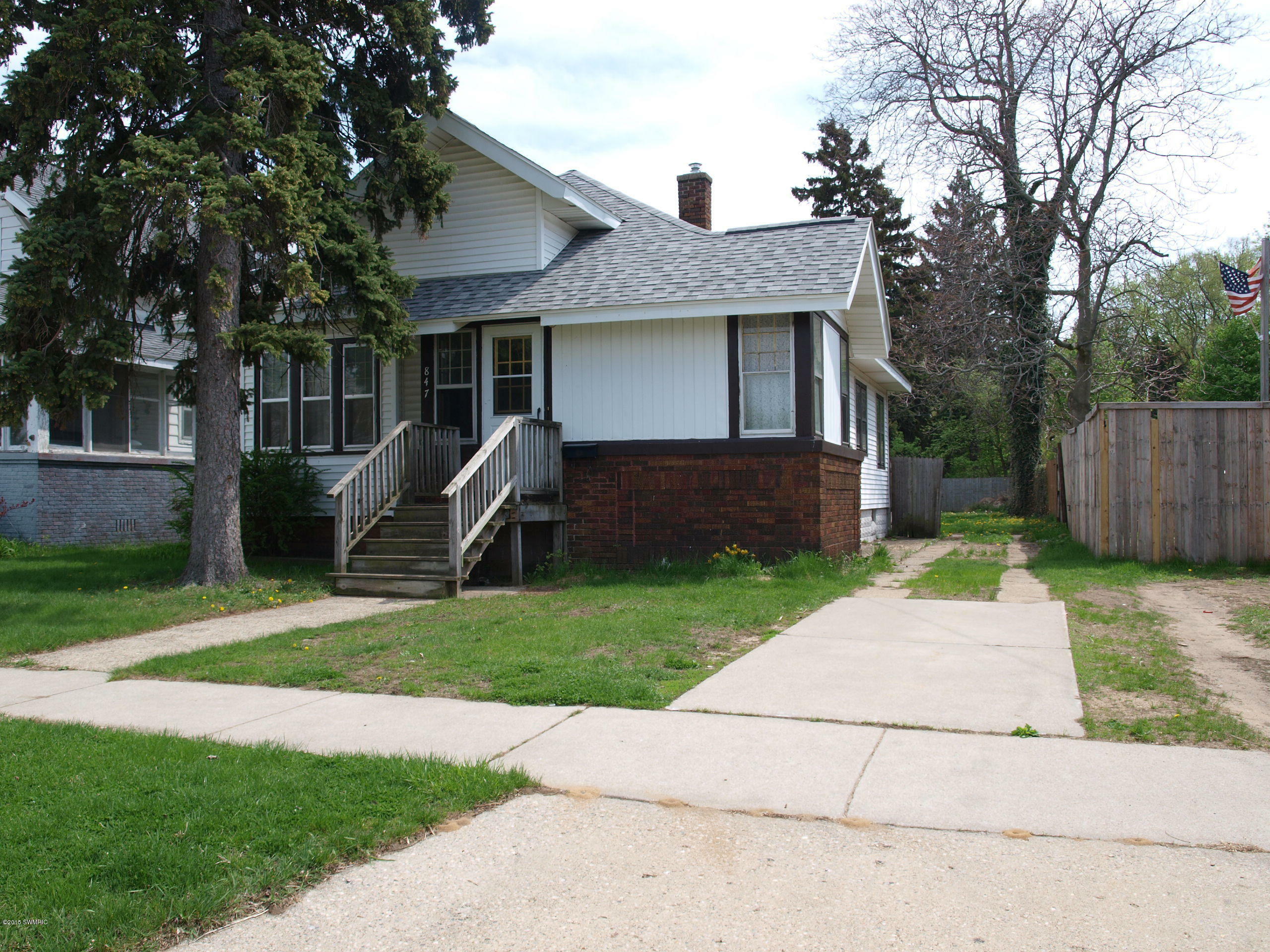 Property Photo:  847 Washington Avenue  MI 49441 