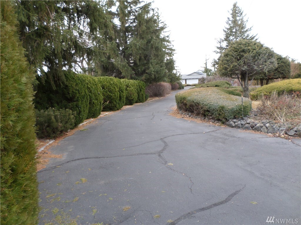Property Photo:  680 NW Canterbury  WA 98851 