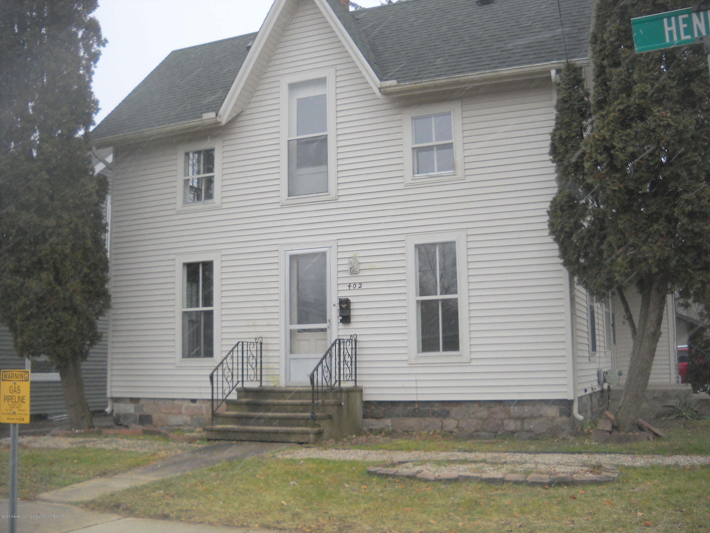 Property Photo:  402 E Henry Street  MI 48813 