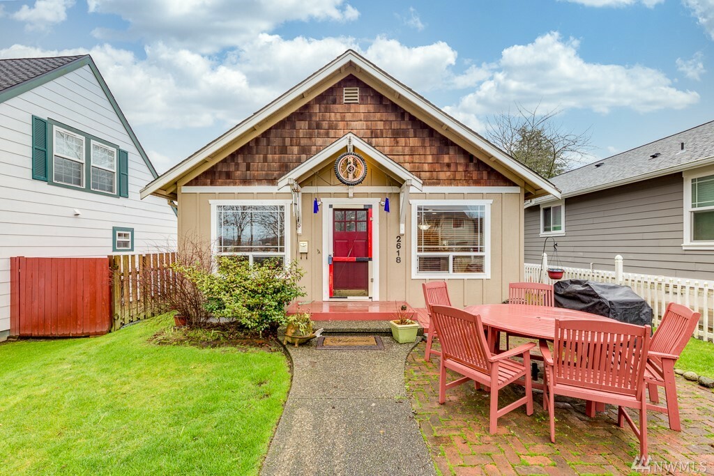 Property Photo:  2618 E Grand Ave  WA 98201 