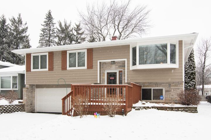 26W148 Mayflower Place  Wheaton IL 60187 photo