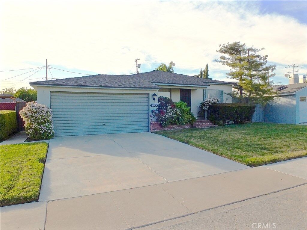 Property Photo: 4133 Lomina Avenue CA 90713