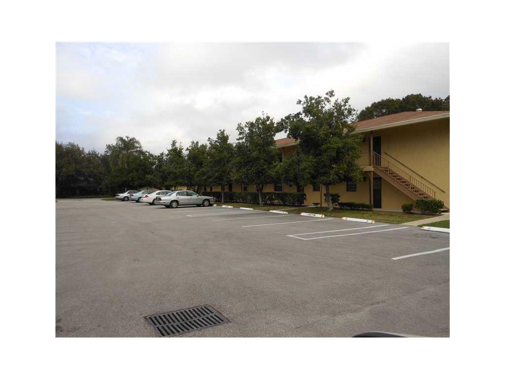 Property Photo: 400 18th Street D3 FL 32960