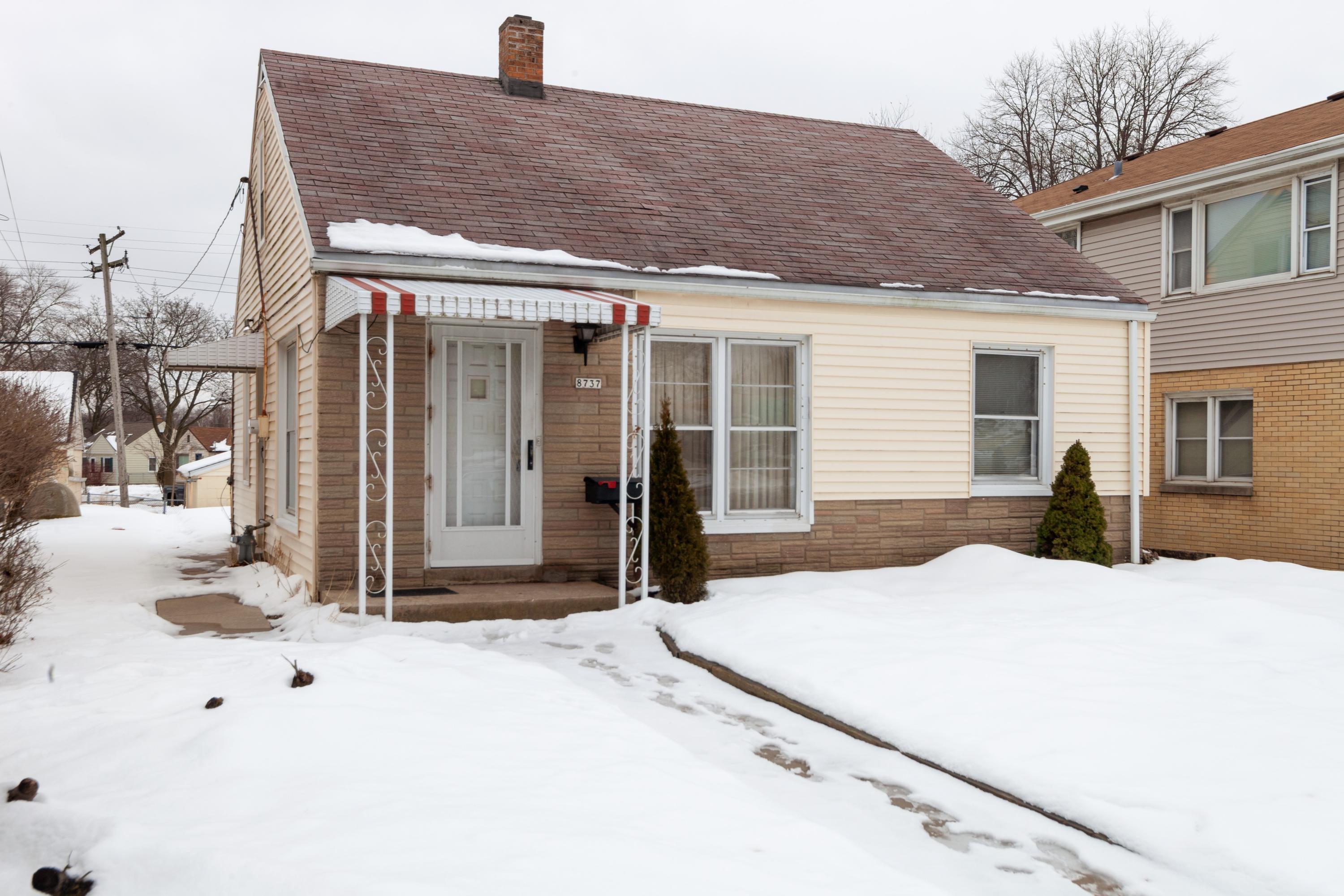 Property Photo: 8737 W Lisbon Ave WI 53222