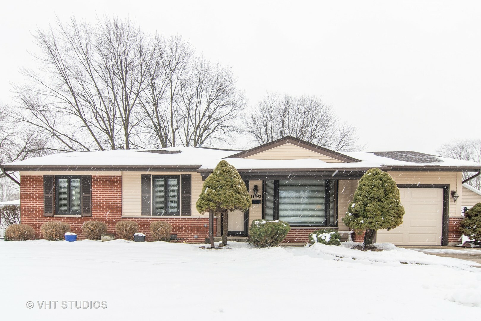 Property Photo: 1093 Elmwood Lane IL 60007