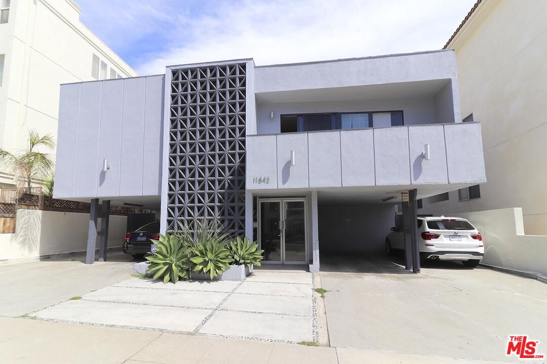 Property Photo:  11842 Kiowa Ave 8  CA 90049 