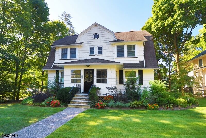 Property Photo:  4 Lenox Pl  NJ 07040 