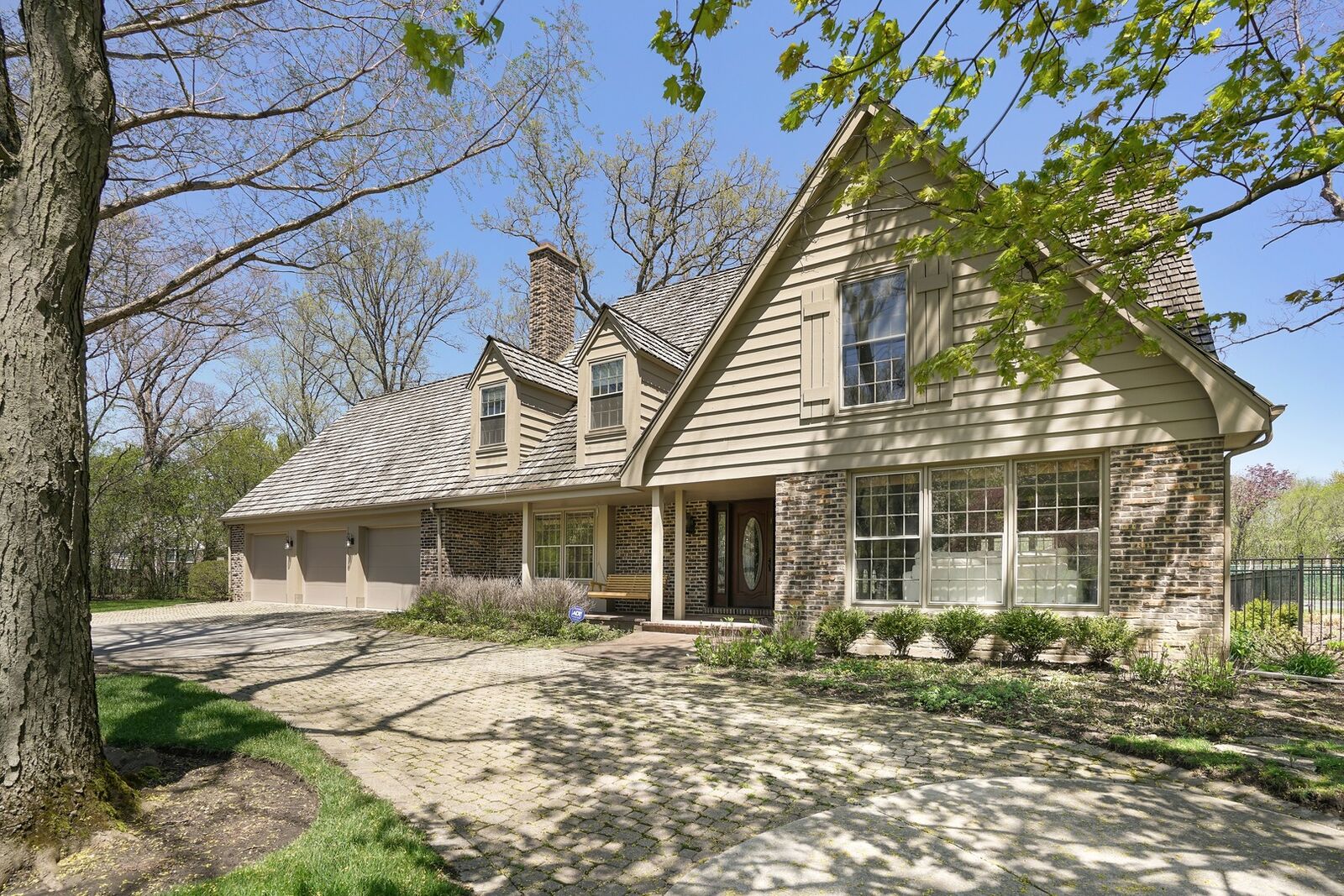 Property Photo: 1675 Surrey Lane IL 60045