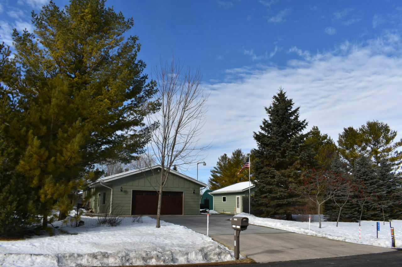 Property Photo:  7511 North Point Ct  WI 53040 