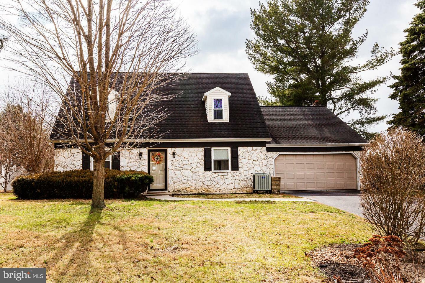 Property Photo:  2460 Ellendale Drive  PA 17602 