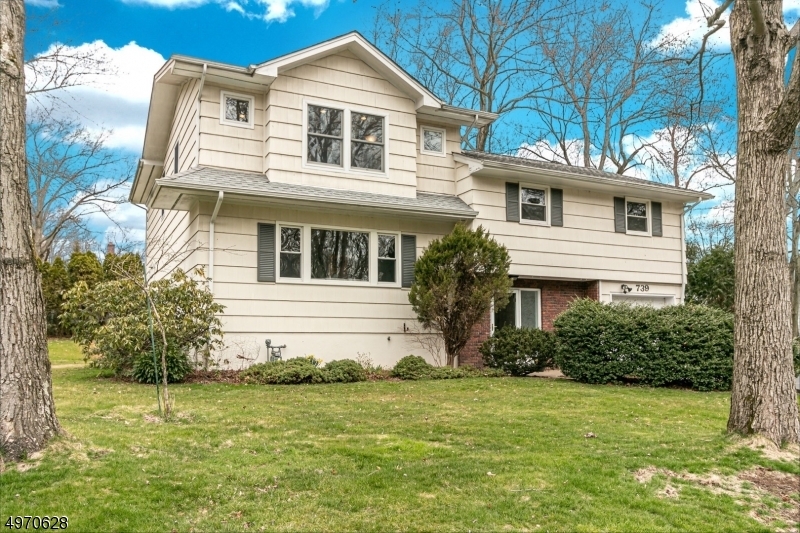 Property Photo:  739 Tamaques Way  NJ 07090 